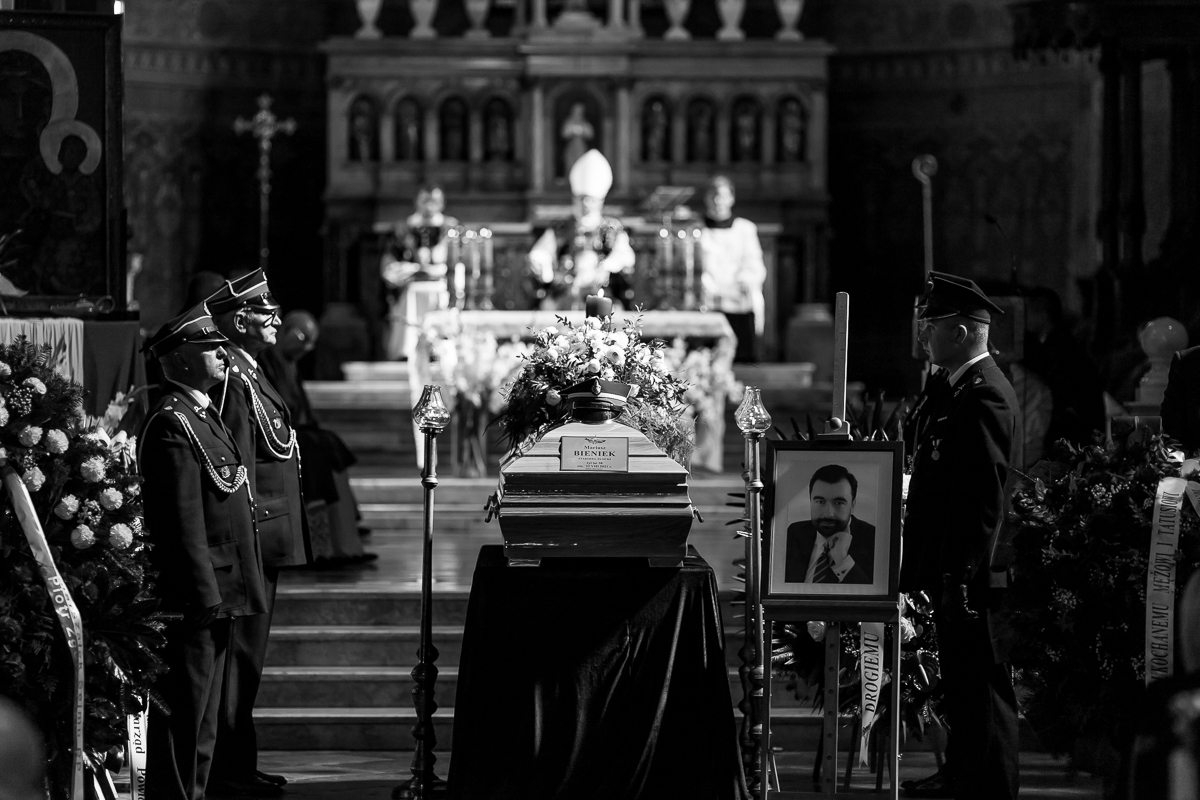 Tłumy na pogrzebie Mariusza Bieńka w katedrze. - Zapamiętam go jako szlachetnego człowieka [ZDJĘCIA] - Zdjęcie główne