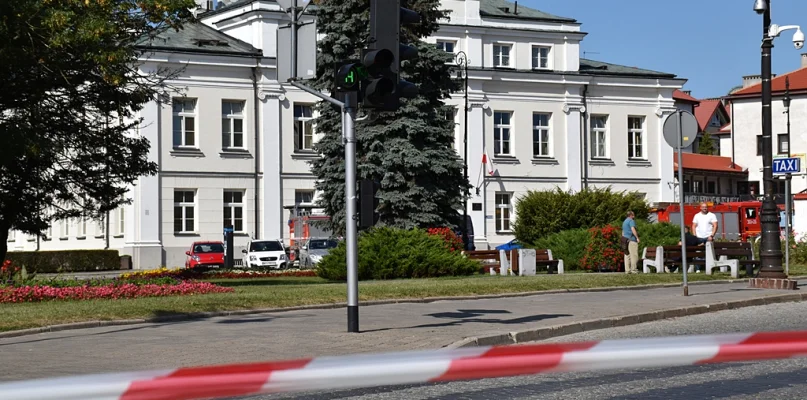 Alarmy bombowe w płockich instytucjach. Zarządzono ewakuację  - Zdjęcie główne
