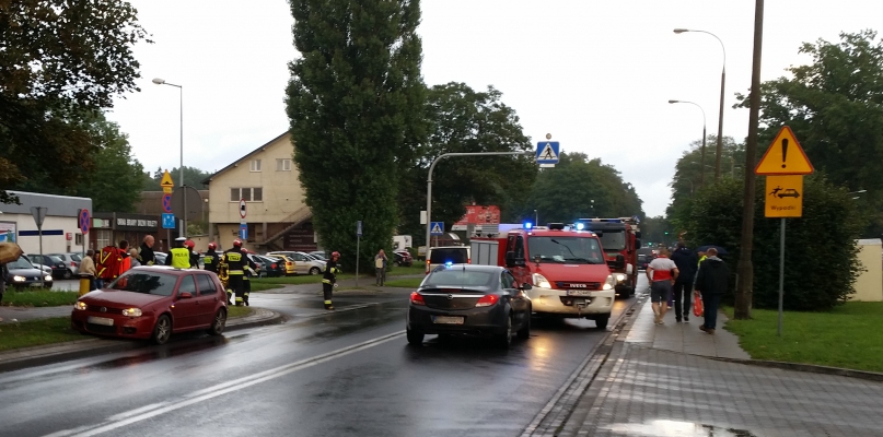 Zderzenie aut przy cmentarzu. Dwie osoby w szpitalu - Zdjęcie główne