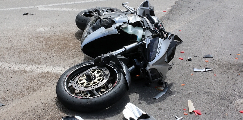 Zderzenie motocykla i samochodu - Zdjęcie główne