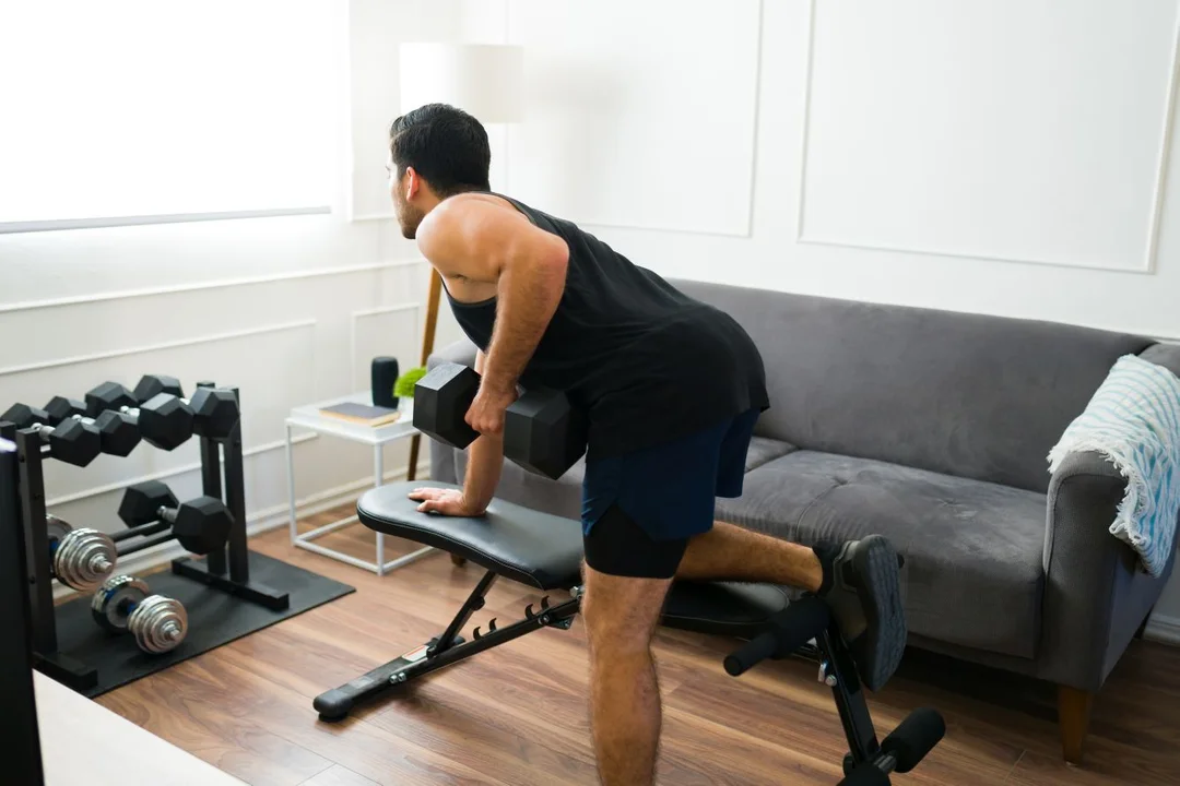 Ławka do ćwiczeń - podstawowy sprzęt dla treningu siłowego w domu - Zdjęcie główne