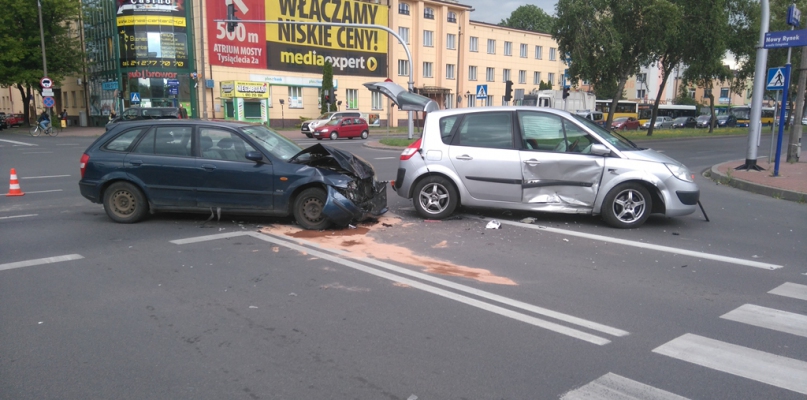 Zderzenie samochodów na skrzyżowaniu w centrum - Zdjęcie główne