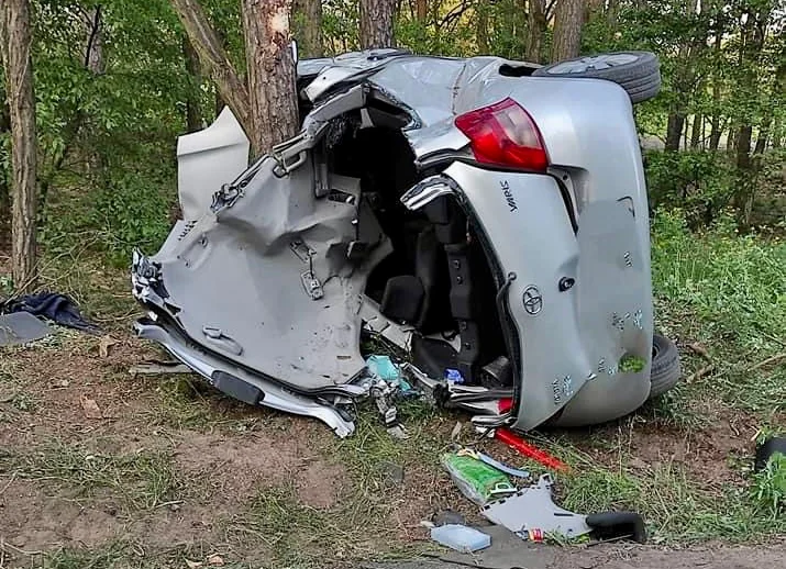 Poważny wypadek niedaleko Płocka. Samochód wypadł z drogi i wbił się w drzewo - Zdjęcie główne