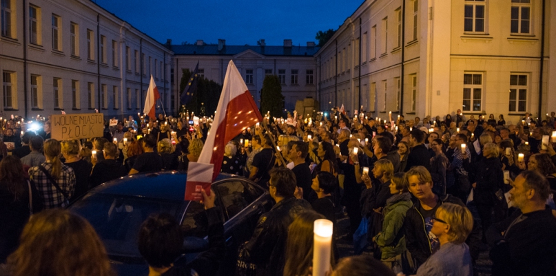 Niedzielny protest przed sądami w Płocku [FOTO, WIDEO] - Zdjęcie główne