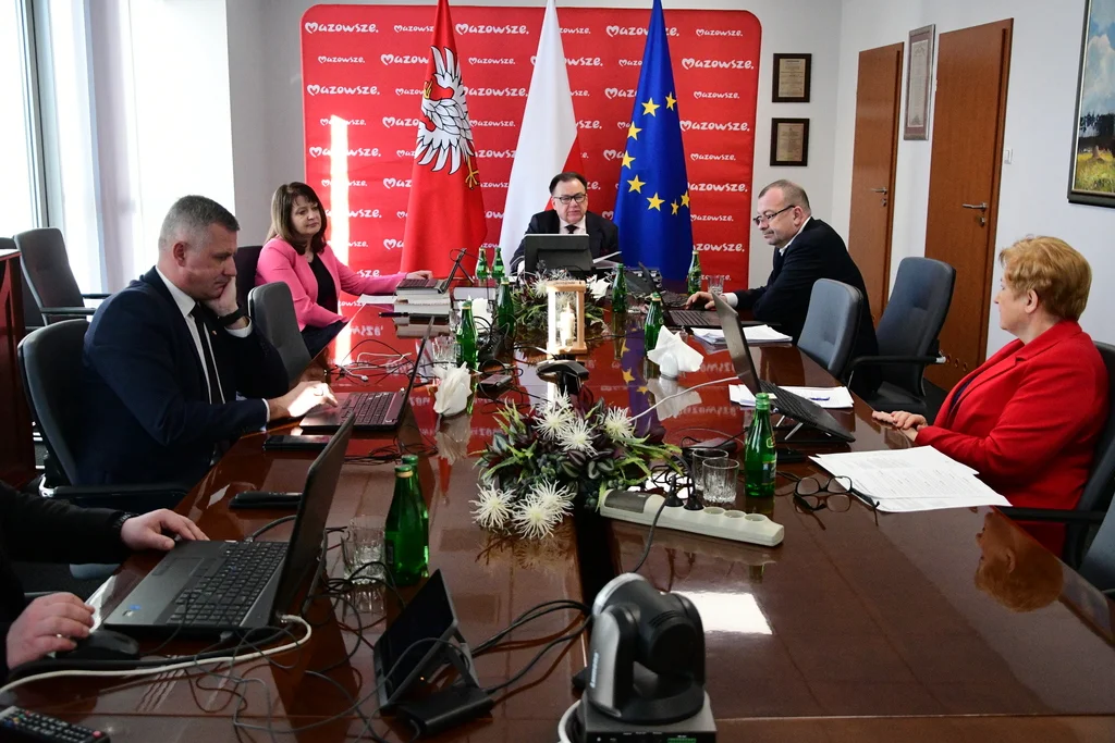 Rekordowy budżet województwa na 2022 rok. Marszałek: Nie jesteśmy optymistami... - Zdjęcie główne
