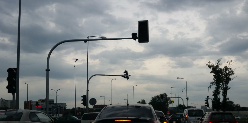 Awaria sygnalizacji świetlnej na ważnym skrzyżowaniu - Zdjęcie główne