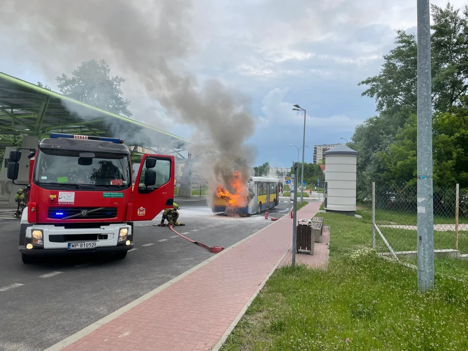 Autobus KM Płock stanął w płomieniach. Trwała akcja strażaków - Zdjęcie główne