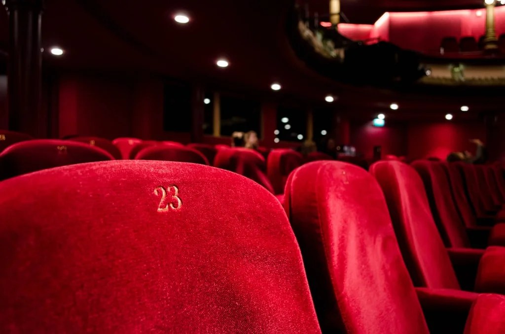 Teatr Dramatyczny w Płocku – jakie spektakle dla całej rodziny warto obejrzeć? - Zdjęcie główne