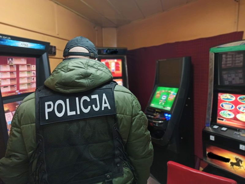 Nalot policji na nielegalne salony gier. Zatrzymano dwie osoby  - Zdjęcie główne