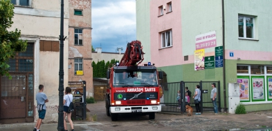 Brawurowa akcja strażaków na starówce zakończona sukcesem - Zdjęcie główne