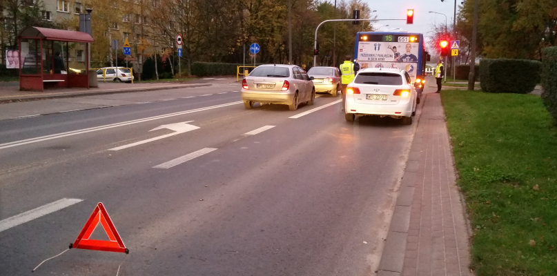 Autobus i toyota zderzyły się przy szkole - Zdjęcie główne