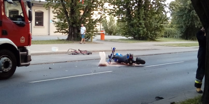 Groźny wypadek w centrum. Nietrzeźwy rowerzysta wtargnął pod motocykl [FOTO] - Zdjęcie główne
