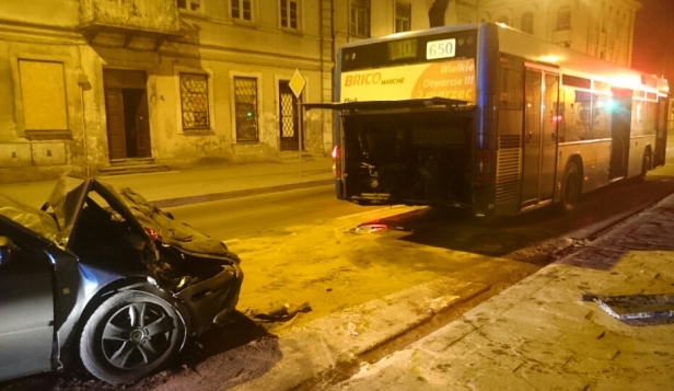 Zderzenie samochodu z autobusem [FOTO] - Zdjęcie główne
