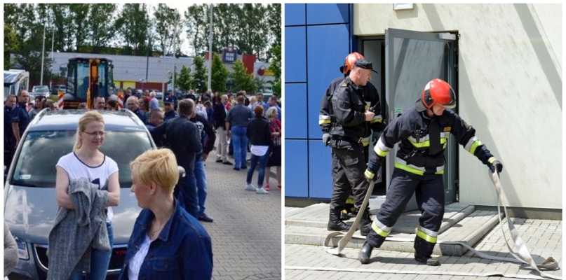 Wozy strażackie przed komendą, policjanci opuszczają budynek - Zdjęcie główne