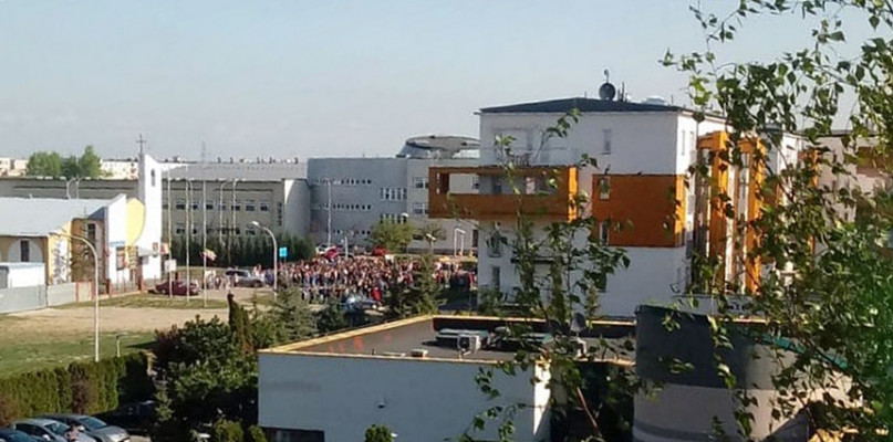 Matury opóźnione. Alarmy bombowe w płockich szkołach [AKTUALIZACJA] - Zdjęcie główne