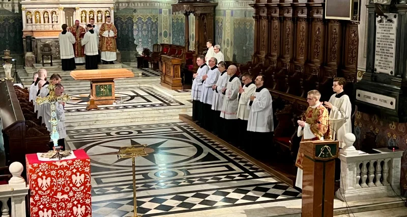 Dziś Liturgia Wigilii Paschalnej. Biskup udzieli chrztu dorosłemu - Zdjęcie główne