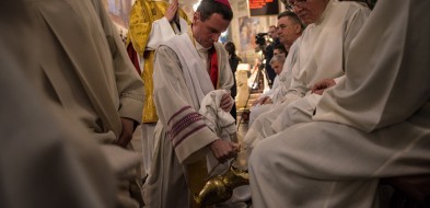 Biskup płocki obmył nogi 12 mężczyznom [FOTO] - Zdjęcie główne