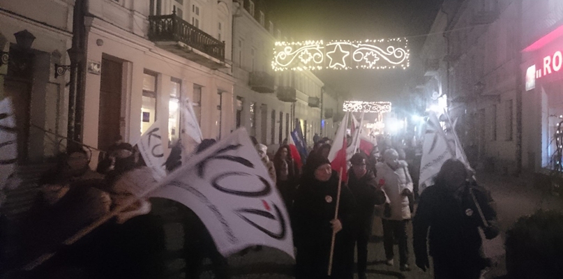 Nocny protest KOD-u i opozycji w Płocku po wydarzeniach w stolicy - Zdjęcie główne