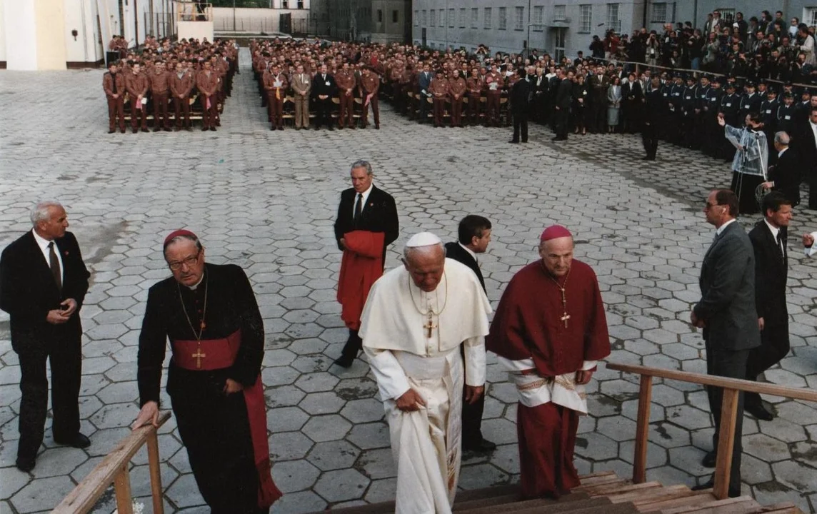 Mija 31 lat od wizyty Jana Pawła II w Płocku. Papież spotkał się wówczas m.in. z więźniami  - Zdjęcie główne