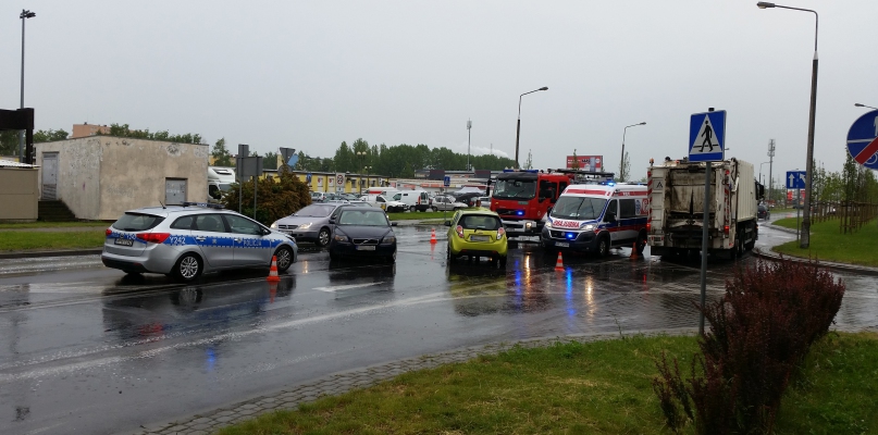 Zderzenie aut przy wyjeździe z parkingu centrum handlowego - Zdjęcie główne