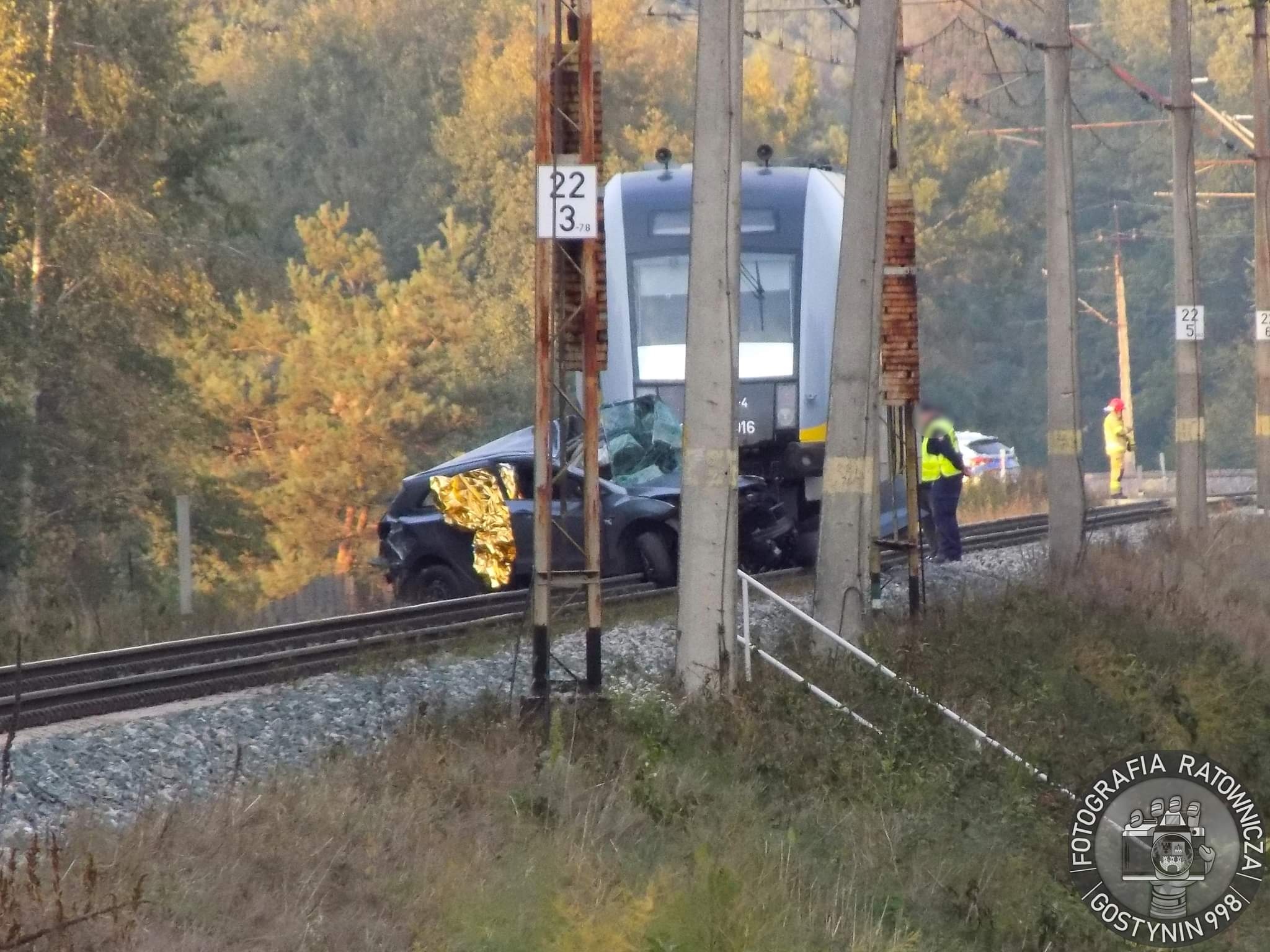 Tragiczny wypadek na przejeździe kolejowym. 61-latek wjechał  pod pociąg [ZDJĘCIA] - Zdjęcie główne