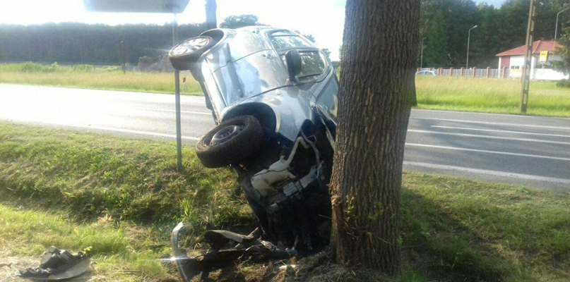 Wypadek pod Płockiem. Auto uderzyło w drzewo - Zdjęcie główne