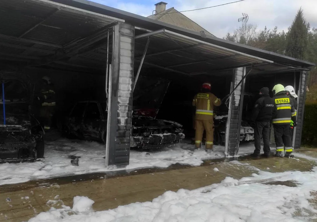 Pożar w garażu. Spłonęły trzy samochody - Zdjęcie główne