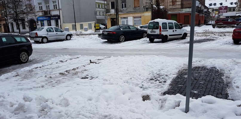 Kierowcy oburzeni! Parkingi w płatnej strefie toną pod warstwą śniegu - Zdjęcie główne