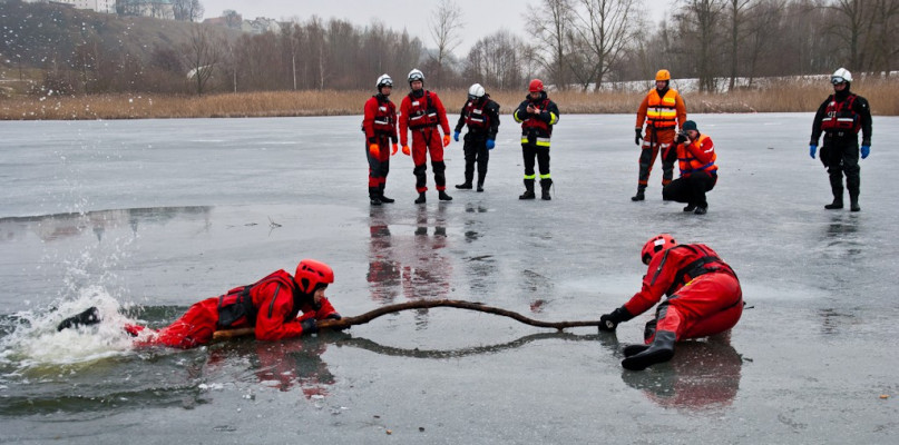 Ratownicy będą wyciągali ludzi z lodowatej wody - Zdjęcie główne