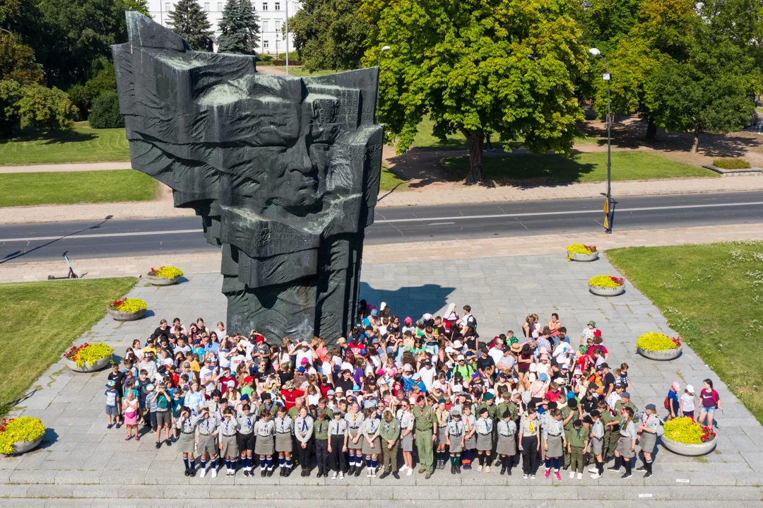 Harcerze spotkali się przy pomniku Władysława Broniewskiego w Płocku [ZDJĘCIA] - Zdjęcie główne