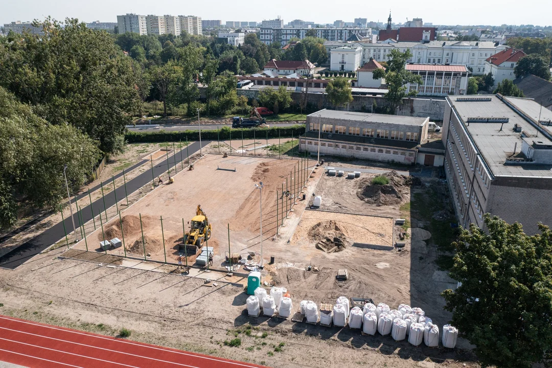 Rośnie nowe boisko przy Ekonomiku. To na 100-lecie istnienia szkoły  - Zdjęcie główne