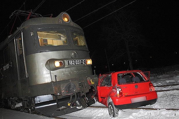 Samochód wjechał pod pociąg [FOTO] - Zdjęcie główne