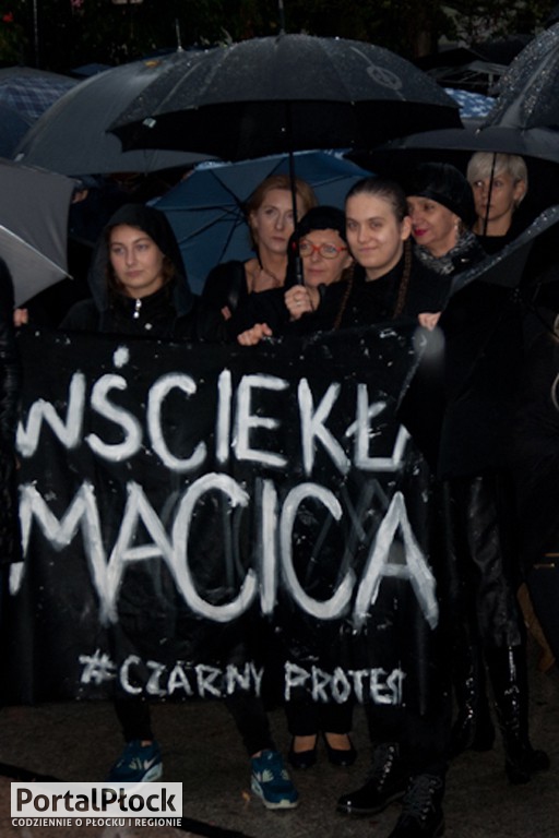 Czarny protest na ulicach Płocka - Zdjęcie główne