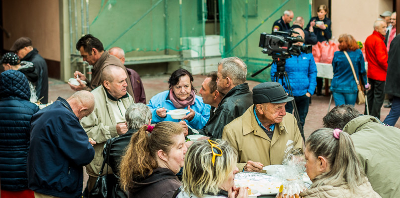 Biskup i Caritas zaprosili samotnych i ubogich na śniadanie [FOTO] - Zdjęcie główne