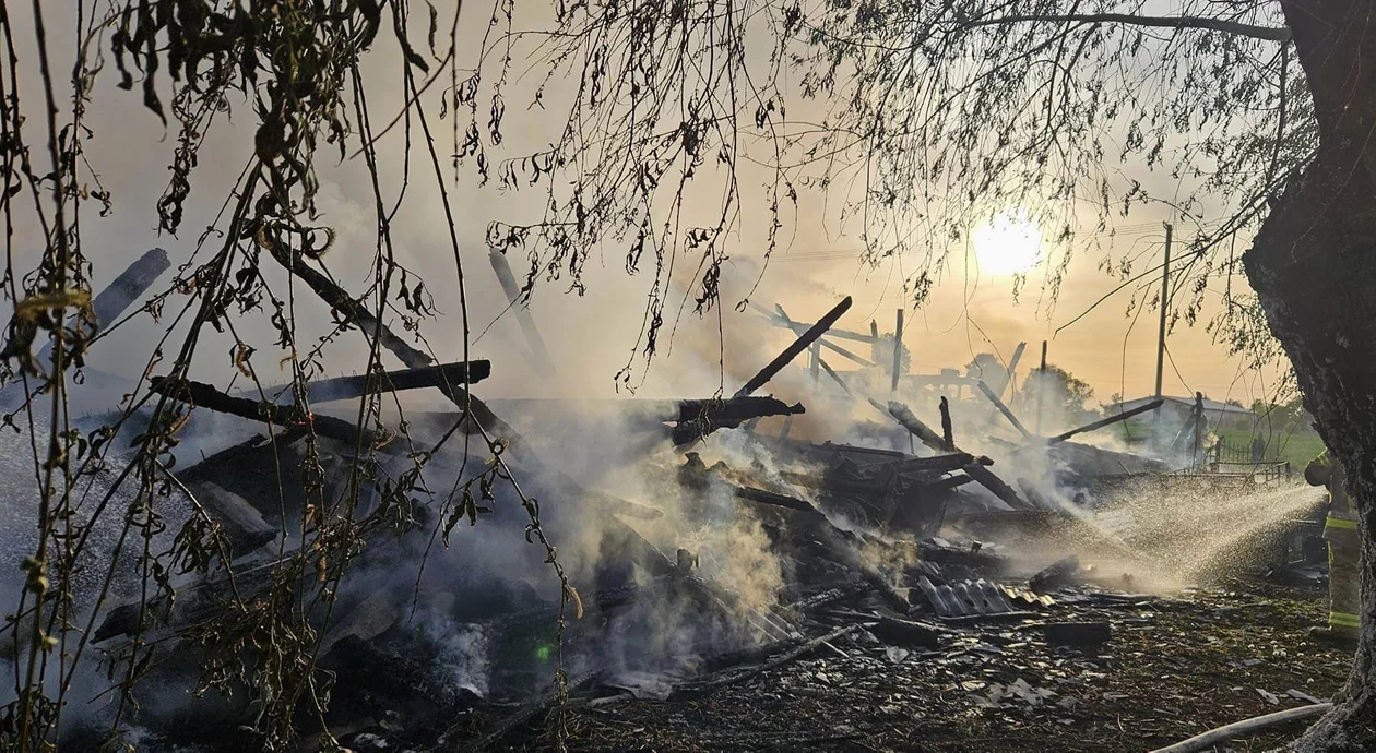 Pożar budynku w powiecie płockim. Osiem zastępów strażaków w akcji - Zdjęcie główne