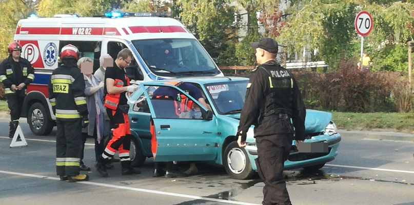Kierowca najechał swoim samochodem na tył drugiego auta [FOTO] - Zdjęcie główne