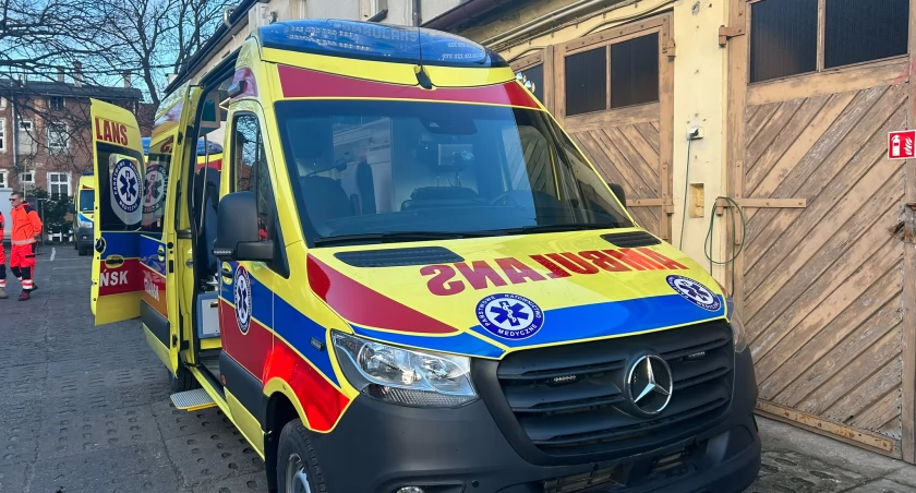 Nie chcieli go zawieźć na detoks, to zniszczył ambulans - Zdjęcie główne