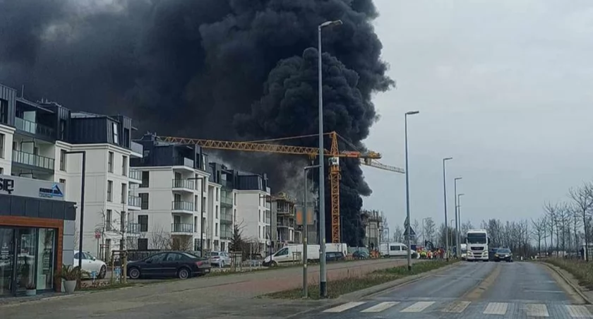 Pożar na południu Gdańska. Spłonęły materiały budowlane - Zdjęcie główne