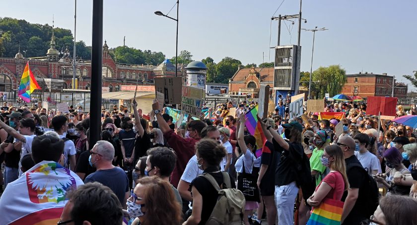 Trwa manifestacja środowisk lewicowych "przeciwko przemocy władzy." - Zdjęcie główne