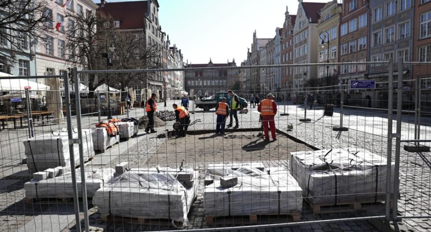 Próbna nawierzchnia pojawia się na Długim Targu [ZDJĘCIA] - Zdjęcie główne