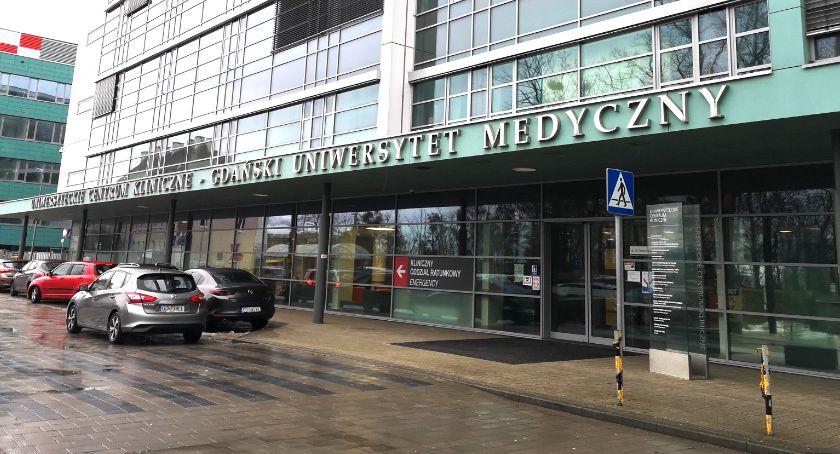 Uniwersyteckie Centrum Kliniczne odsuwa od pacjentów medyków niezaszczepionych - Zdjęcie główne