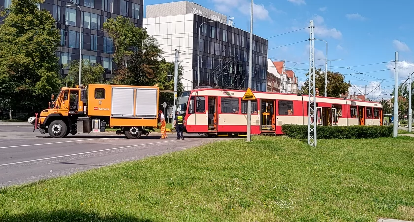 Zerwanie sieci w dwóch miejscach. Duże utrudnienia w ruchu tramwajów [ZDJĘCIA] - Zdjęcie główne