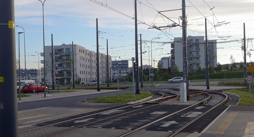 Mieszkają 250 metrów od pętli. Dojście na tramwaj jest trzykrotnie dłuższe [ZDJĘCIA] - Zdjęcie główne