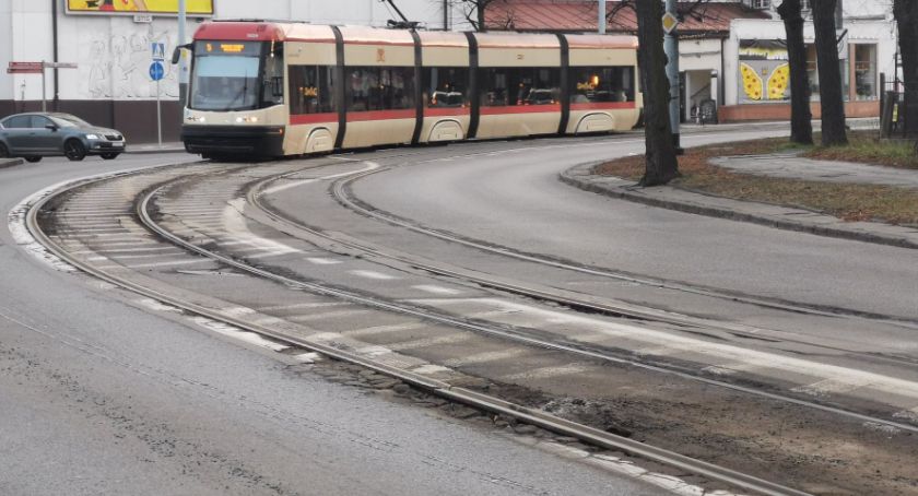 Zaczyna się doraźny remont jezdni wokół torowiska na al. Hallera - Zdjęcie główne