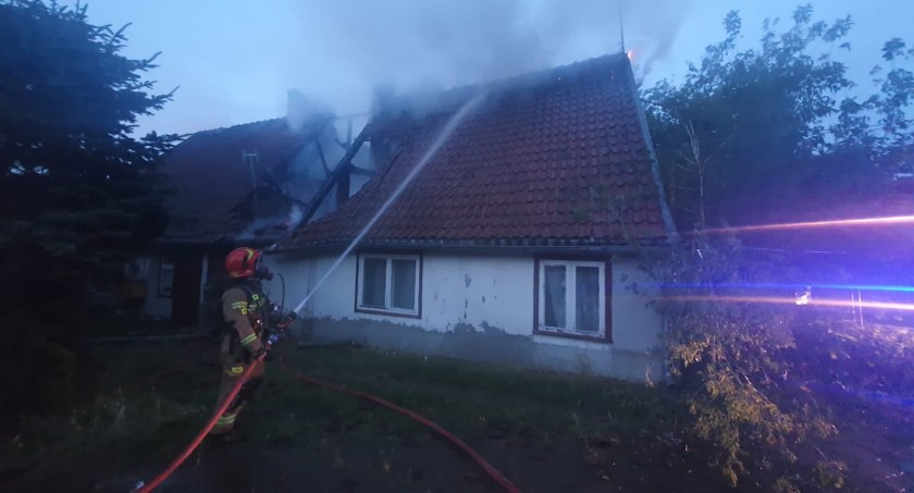 Nocny pożar w Jelitkowie. Spłonął dach budynku [ZDJĘCIA] - Zdjęcie główne