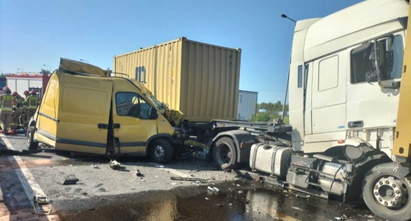 Wypadek czterech aut na obwodnicy. Jeden z kierowców jest zakleszczony w pojeździe - Zdjęcie główne