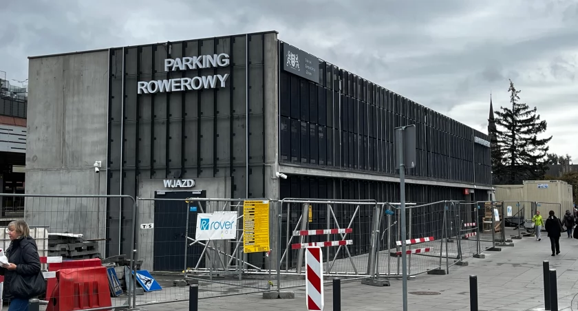 Parking rowerowy przy dworcu we Wrzeszczu nadal zamknięty. Otwarcie w przyszłym roku? - Zdjęcie główne