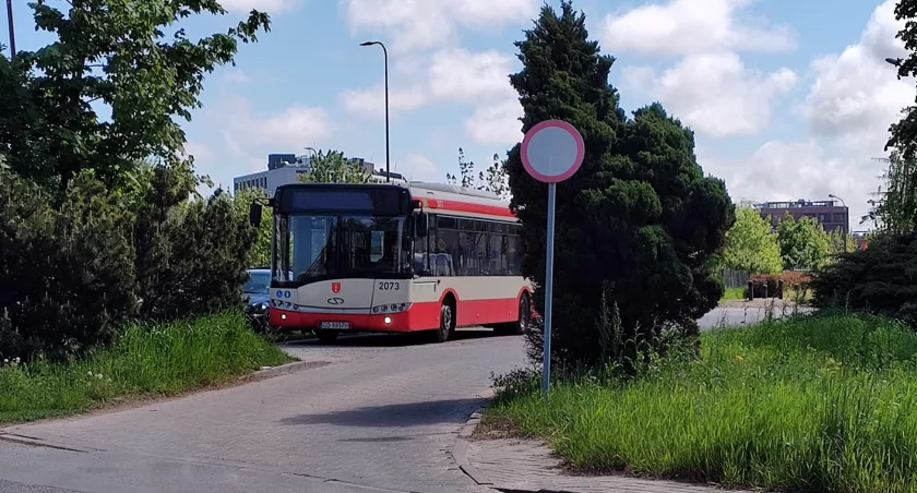 Nieudany eksperyment. Autobusowa linia znika spod muzeum - Zdjęcie główne