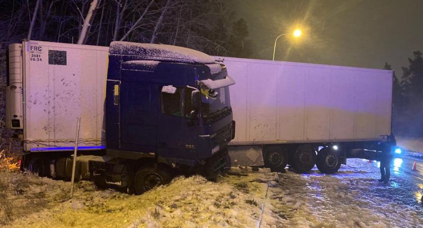 Wypadek na Obwodnicy. Ciężarówka wypadła z drogi - Zdjęcie główne