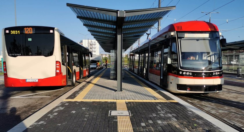 Ludzie wrócili do autobusów i tramwajów. Kursów ubywa - Zdjęcie główne